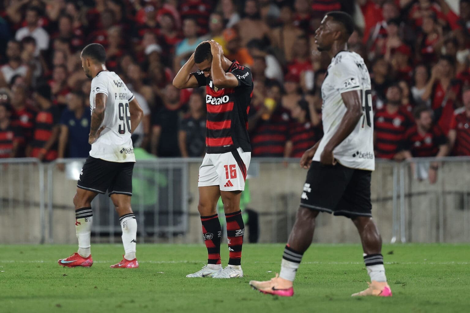 Samuel Lino leva mãos à cabeça durante Flamengo x Vasco