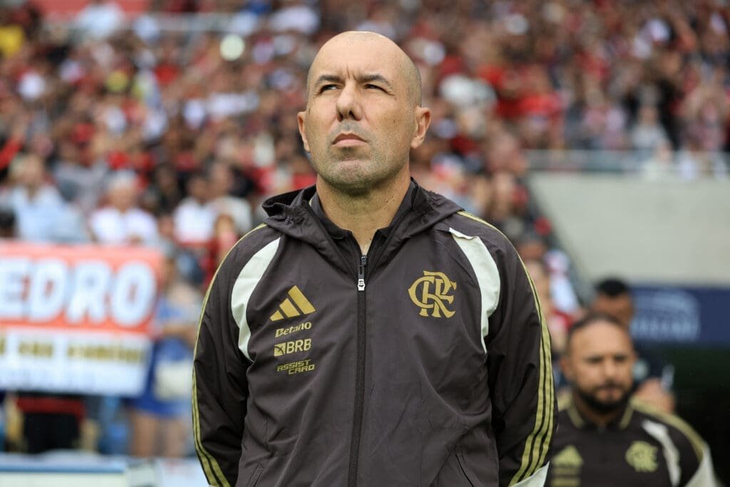 Flamengo de Leonardo Jardim sofre empate no fim; imagem mostra semblante sério do técnico na beira do campo contra o Vasco