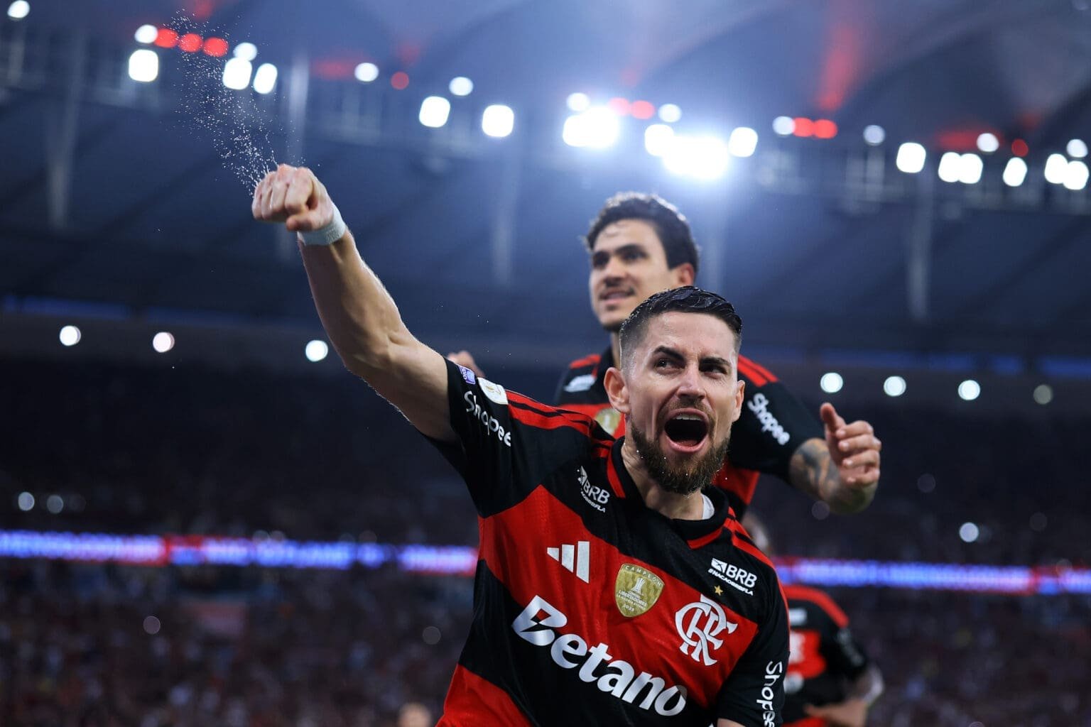 Jorginho vibra com gol do Mengão com Pedro sorrindo ao fundo; próximos jogos do Flamengo serão importantes