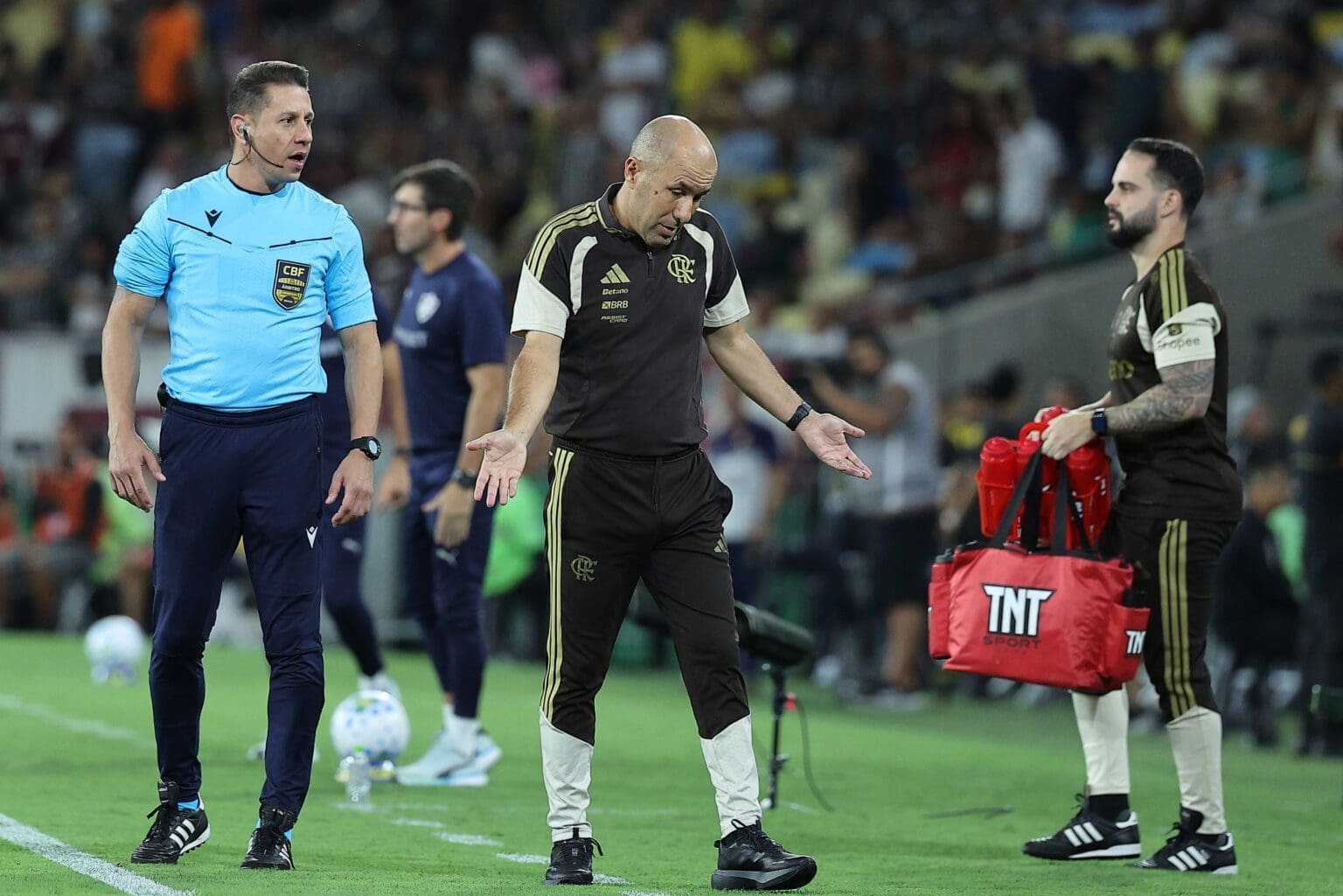 Flamengo de Leonardo Jardim não entra em trocação; imagem mostra técnico de braços abertos em jogo no Maracanã
