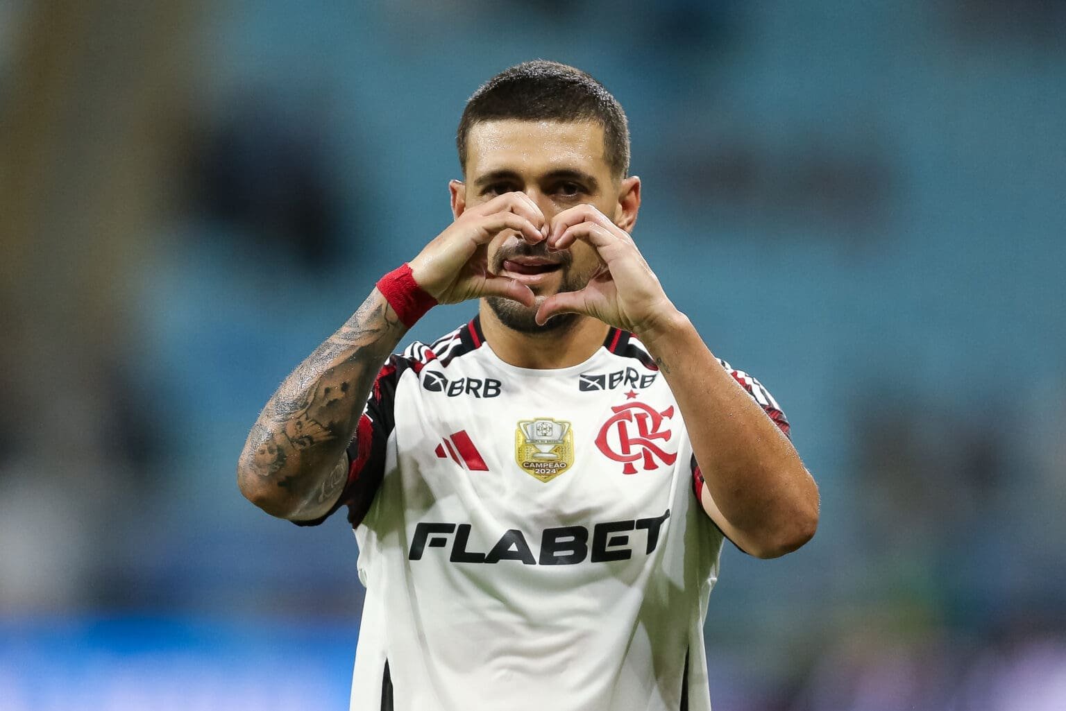 Arrascaeta comemora gol em Grêmio x Flamengo