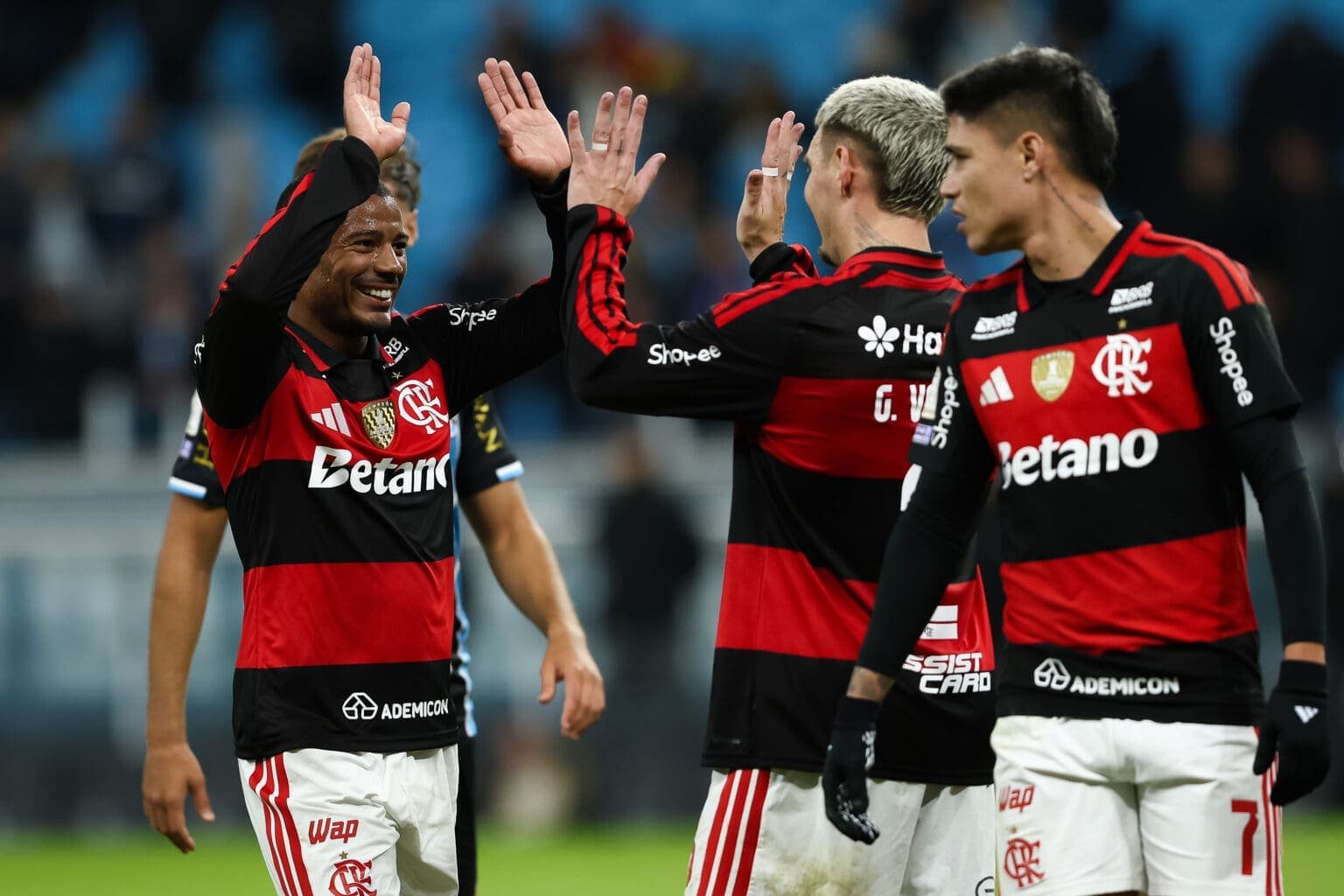 Jogadores comemoram gol no Brasileirão; agenda do Flamengo sequência fora de casa