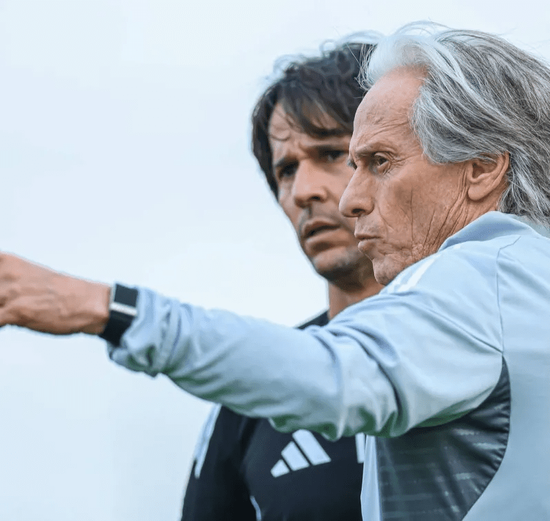 Técnico que trabalhou com Jorge Jesus pode pintar no Flamengo Marcelo Salazar conversando com Jorge Jesus no Al Nassr