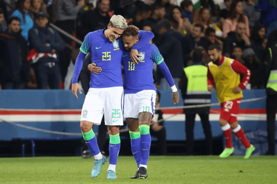 Esperança para Pedro? Lesão de Neymar põe Copa do Mundo em xeque Pedro e Neymar se abraçam pela Seleção Brasileira