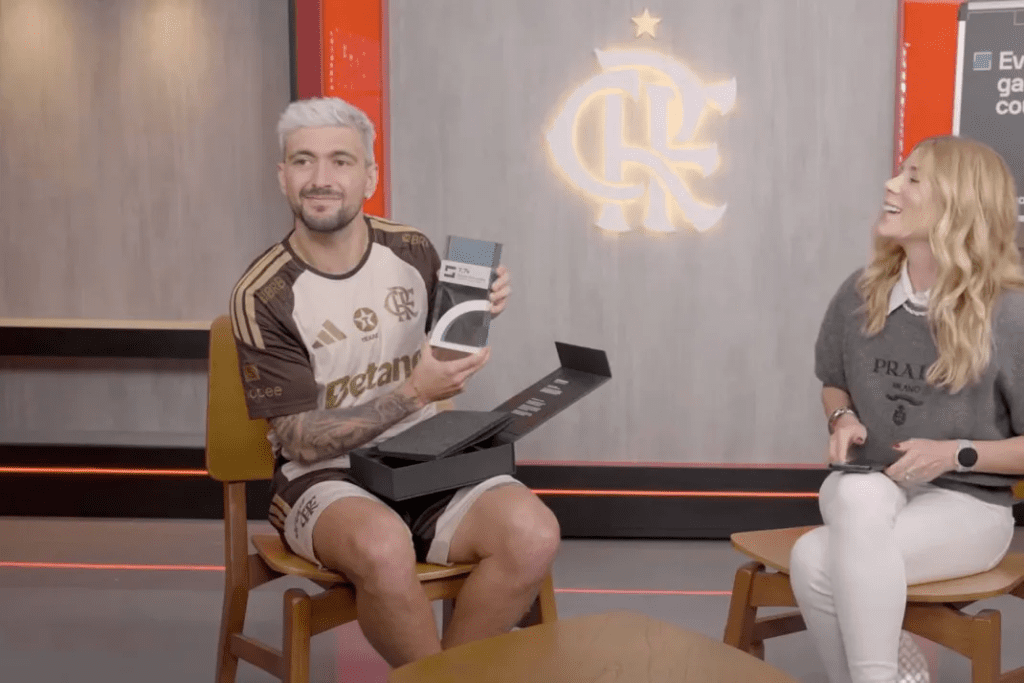 Arrascaeta exibe prêmio do Sofascore