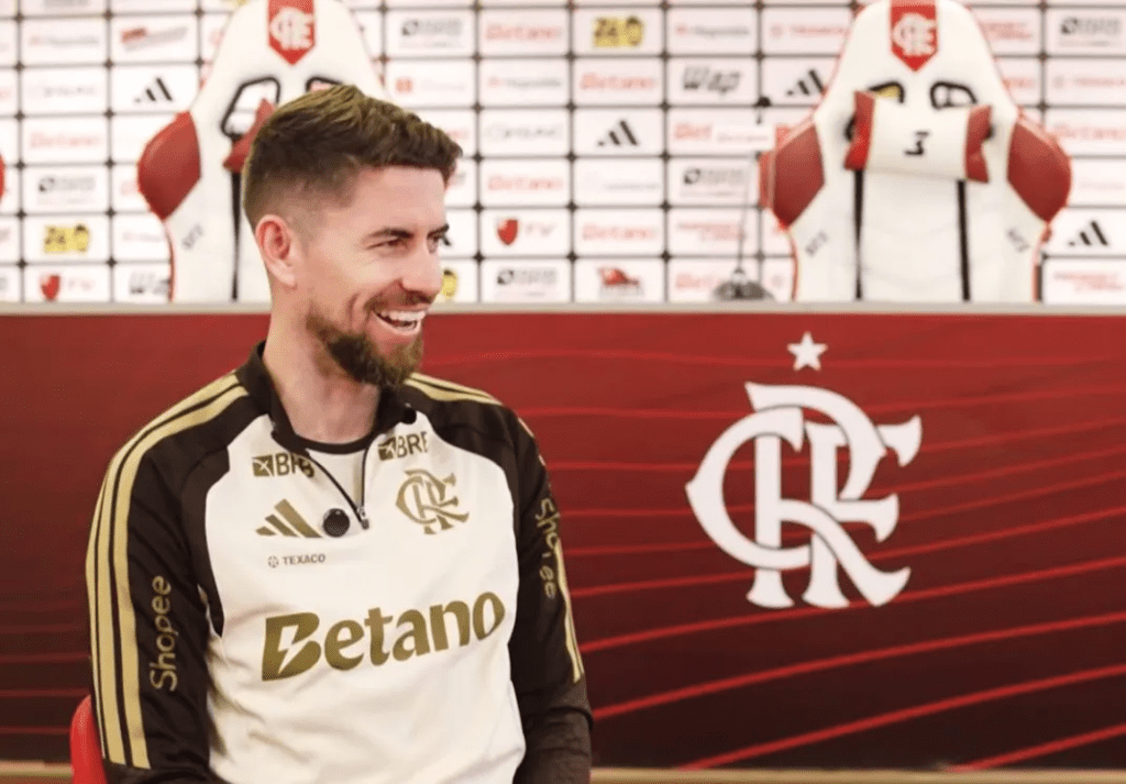 Jorginho responde se já indicou Flamengo a jogadores da Europa Jorginho sorri ao responder sobre reforços no Flamengo em entrevista