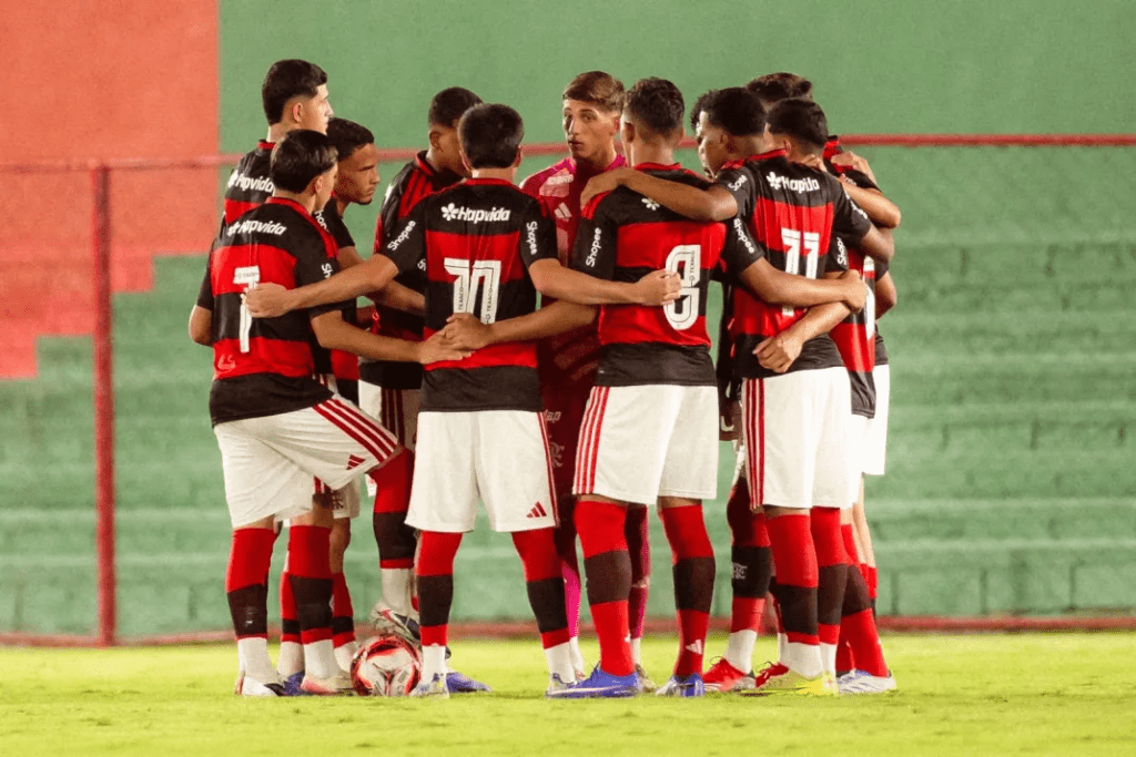 Garotos do Ninho, da base do Flamengo, reunidos durante jogo do clube