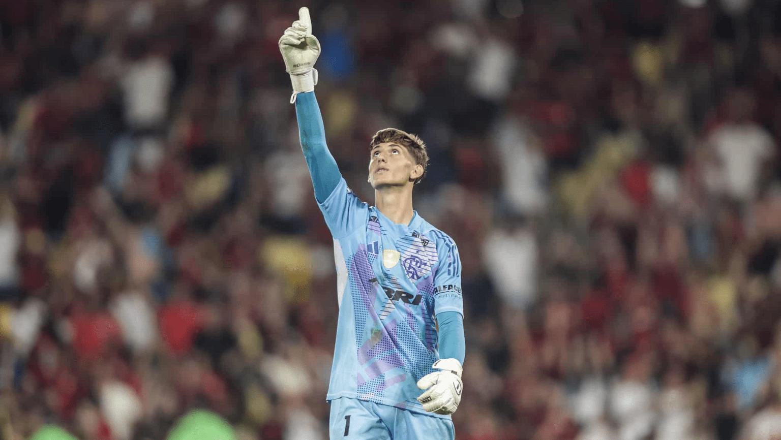Léo Nannetti aponta para o céu durante jogo do Flamengo