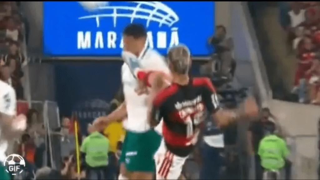 Lance da expulsão de Carrascal em Flamengo x Palmeiras