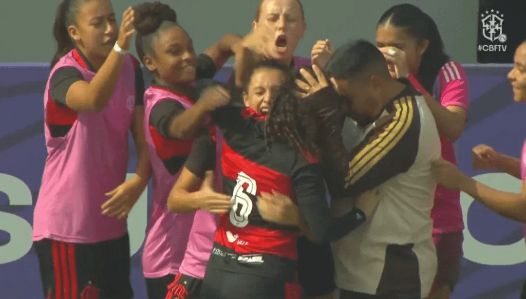 Isabela Nunes comemora golaço de falta em São Paulo x Flamengo na final do Brasileirão Feminino Sub-20
