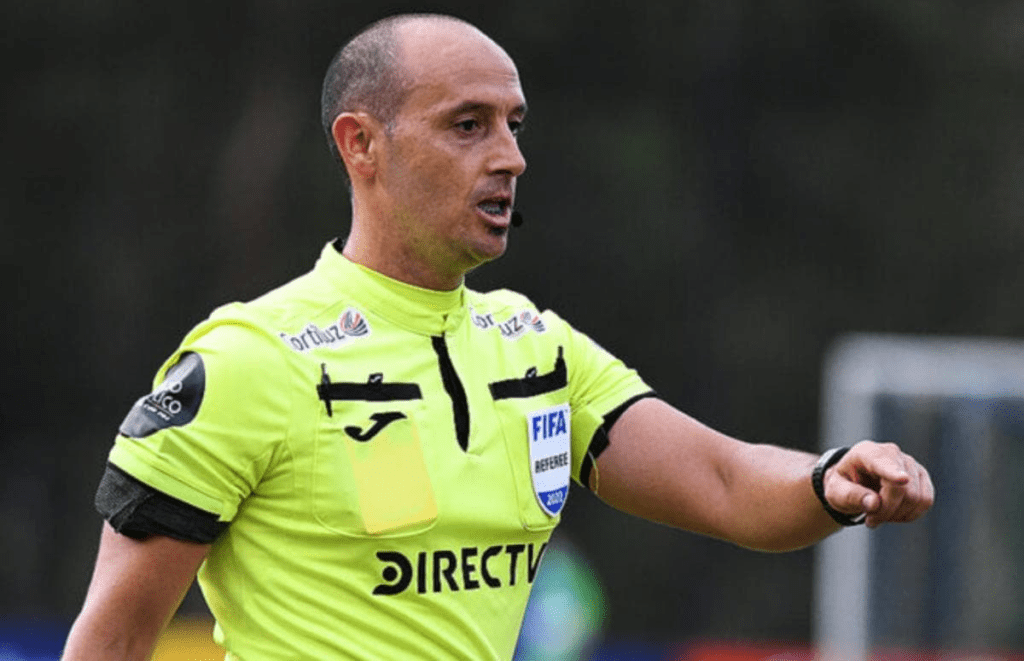 José Burgos: como atua o árbitro uruguaio escalado para Flamengo x Cusco José Burgos, árbitro de Flamengo x Cusco, em ação