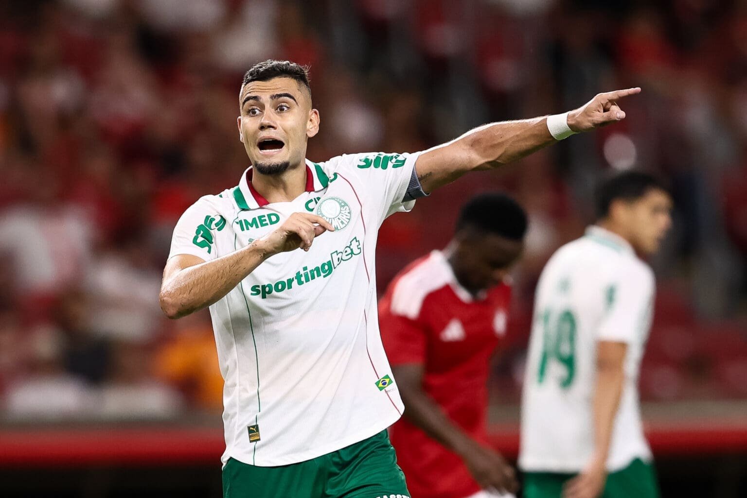 Alô, Flamengo: analista entrega ponto fraco do Palmeiras, que envolve Andreas Pereira Andreas Pereira gesticula em campo durante jogo do Palmeiras, adversário do Flamengo na rodada