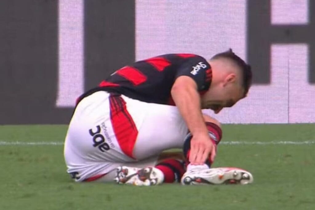 Léo Ortiz caído lesionado no gramado