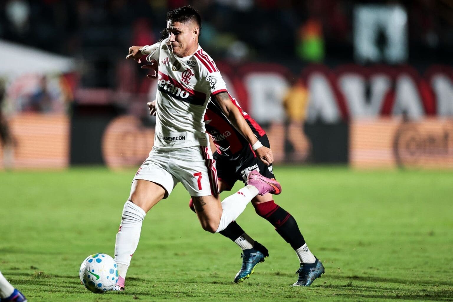 Luiz Araujo, do Flamengo, tenta finalizar no gol do Vitória