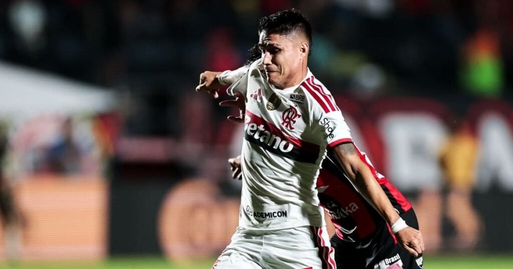 Luiz Araujo, do Flamengo, tenta finalizar no gol do Vitória