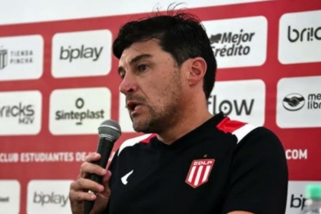 Alexander Medina treinador do Estudiantes segurando microfone em coletiva antes de jogo contra o Flamengo