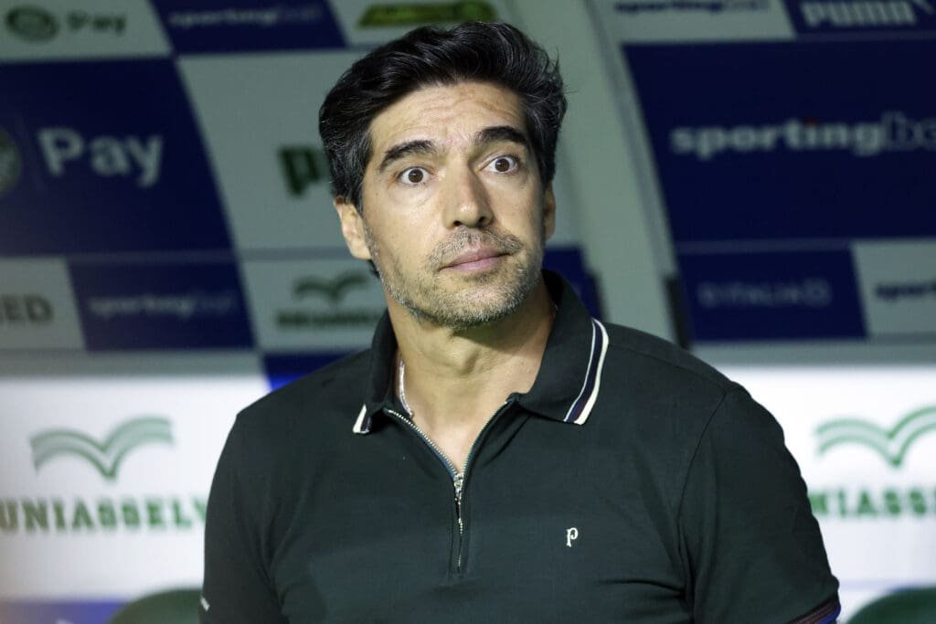 Abel Ferreira com expressão assustada na beira do campo comandando o Palmeiras