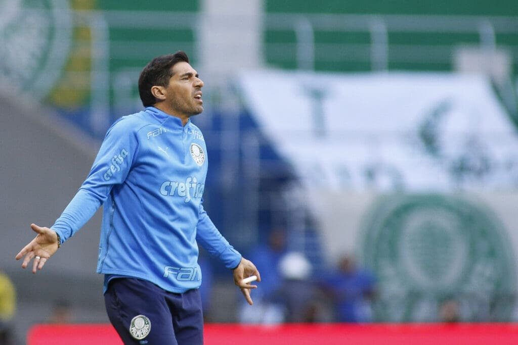 Abel Ferreira em jogo do Palmeiras no Brasileirão