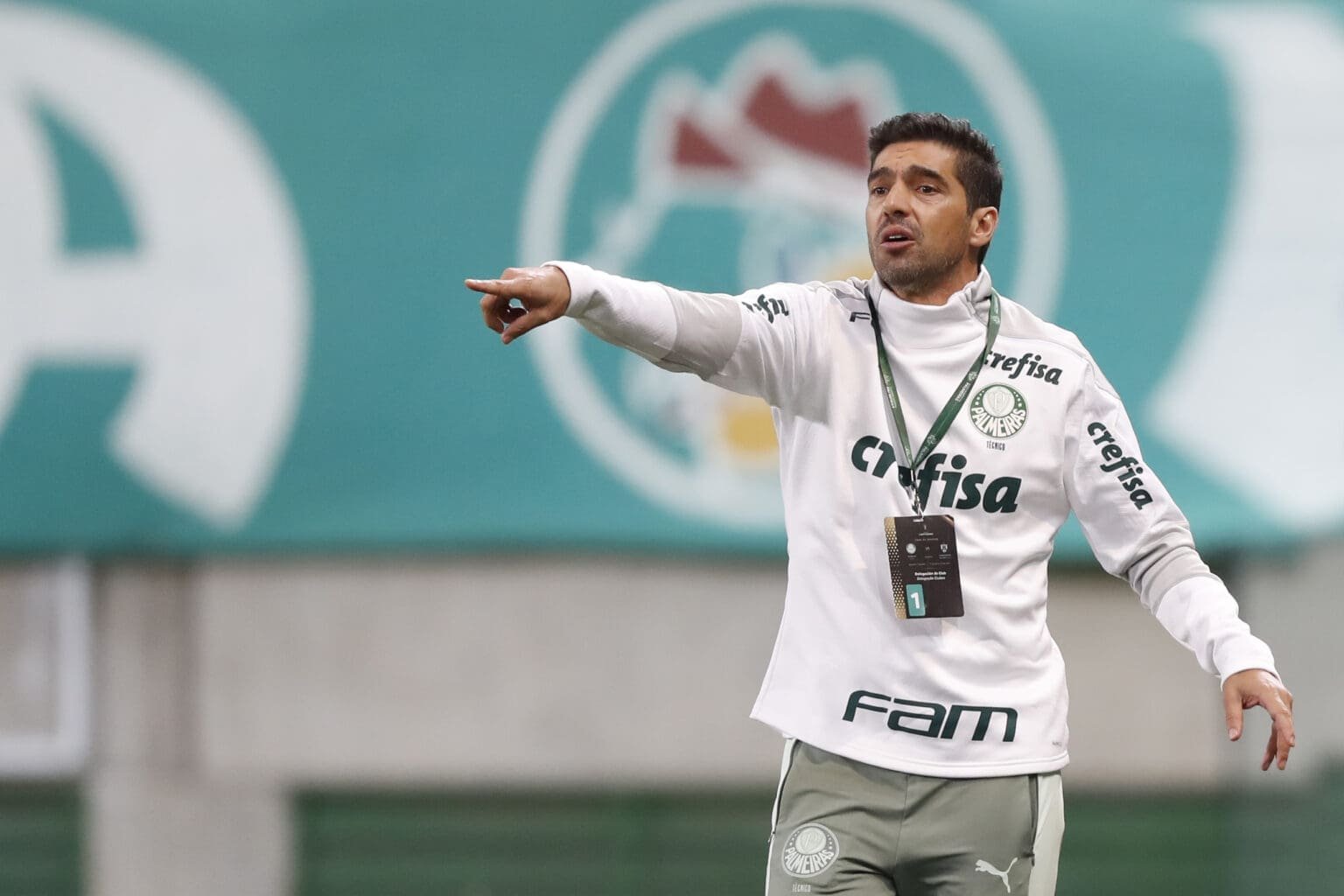 Abel Ferreira comandando sua equipe; time anuncia reforços antes de Flamengo x Palmeiras