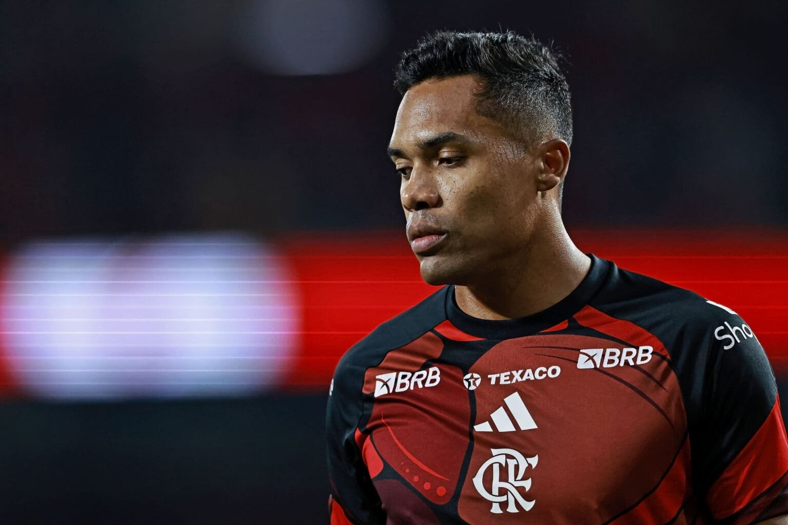 Flamengo e Alex Sandro fecham renovação; veja data da assinatura Alex Sandro em aquecimento pré-jogo do Flamengo