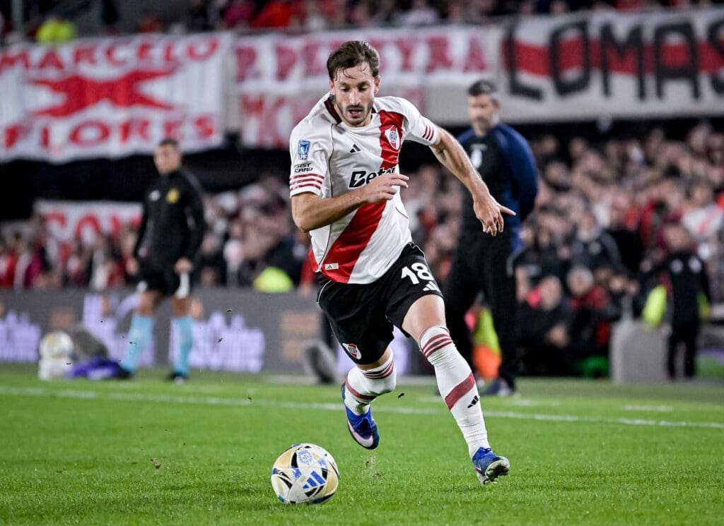 Matías Viña em campo pelo River Plate