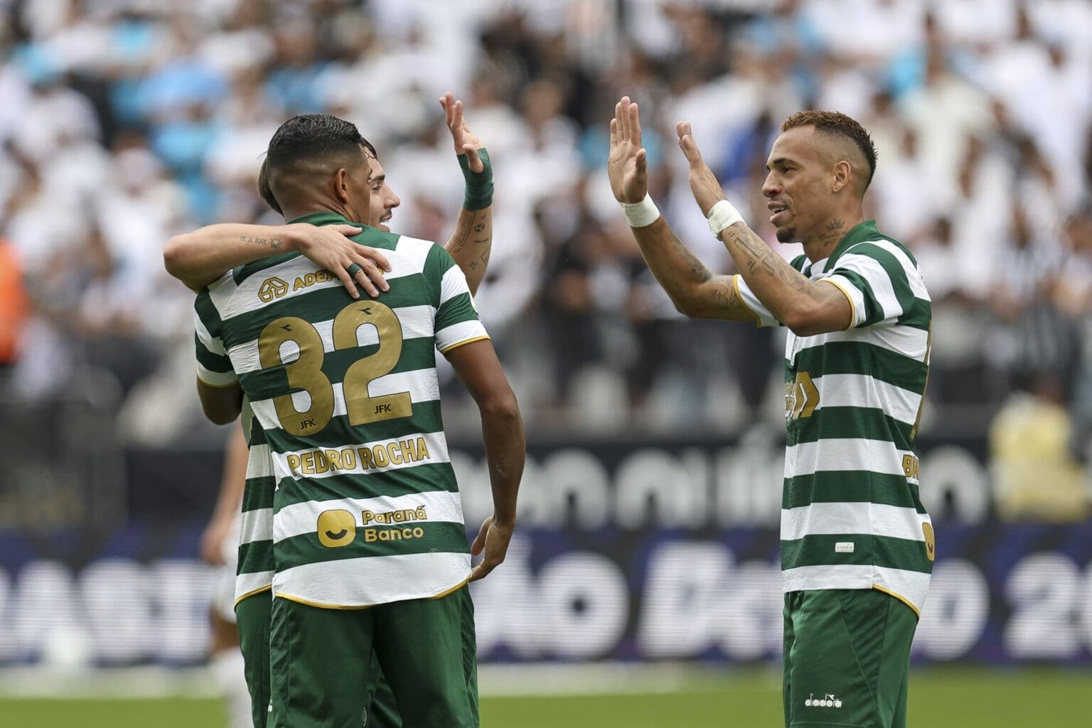Breno Lopes comemora gol pelo Coritiba, próximo adversário do Flamengo