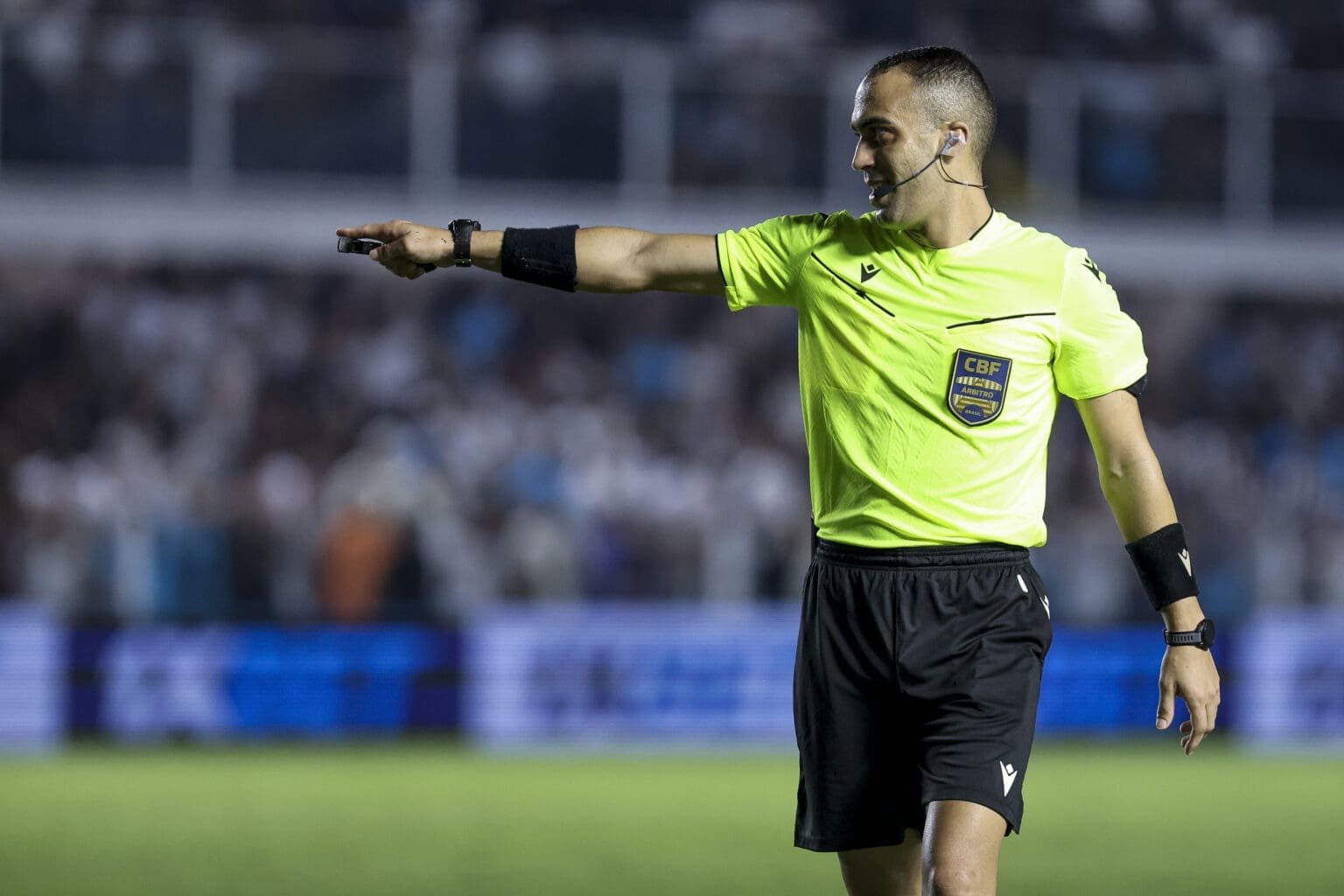 Juiz de Flamengo x Palmeiras é hostilizado em voo de volta ao Espírito Santo Árbitro Davi Lacerda foi o nome de Flamengo x Palmeiras