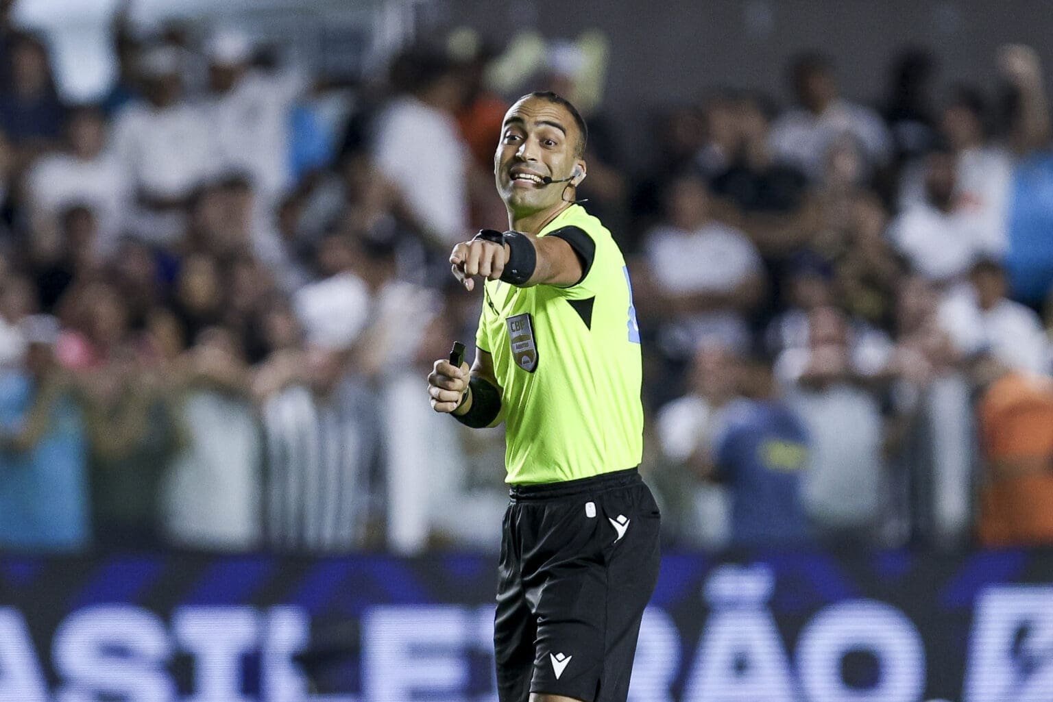 Davi Lacerda em jogo do Brasileirão; juiz apita Flamengo x Palmeiras