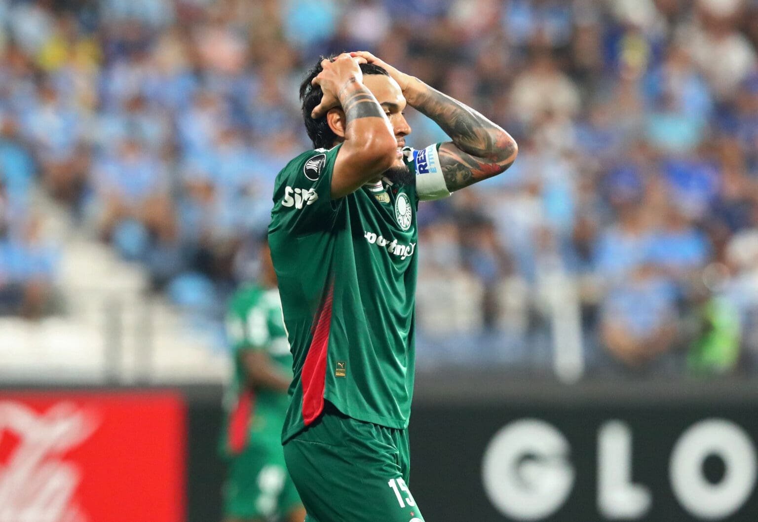 Gustavo Gómez leva mãos à cabeça em jogo do Palmeiras, adversário do Flamengo