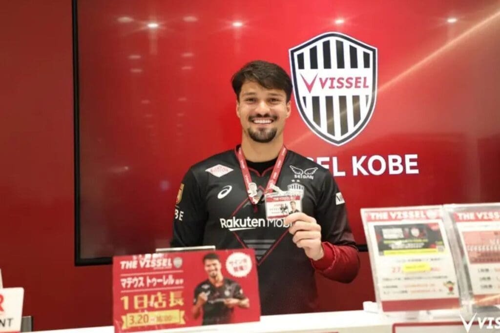 Ex-Flamengo, Thuler celebra momento com Vissel Kobe no Japão Thuler recebe prêmio de melhor zagueiro da liga japonesa