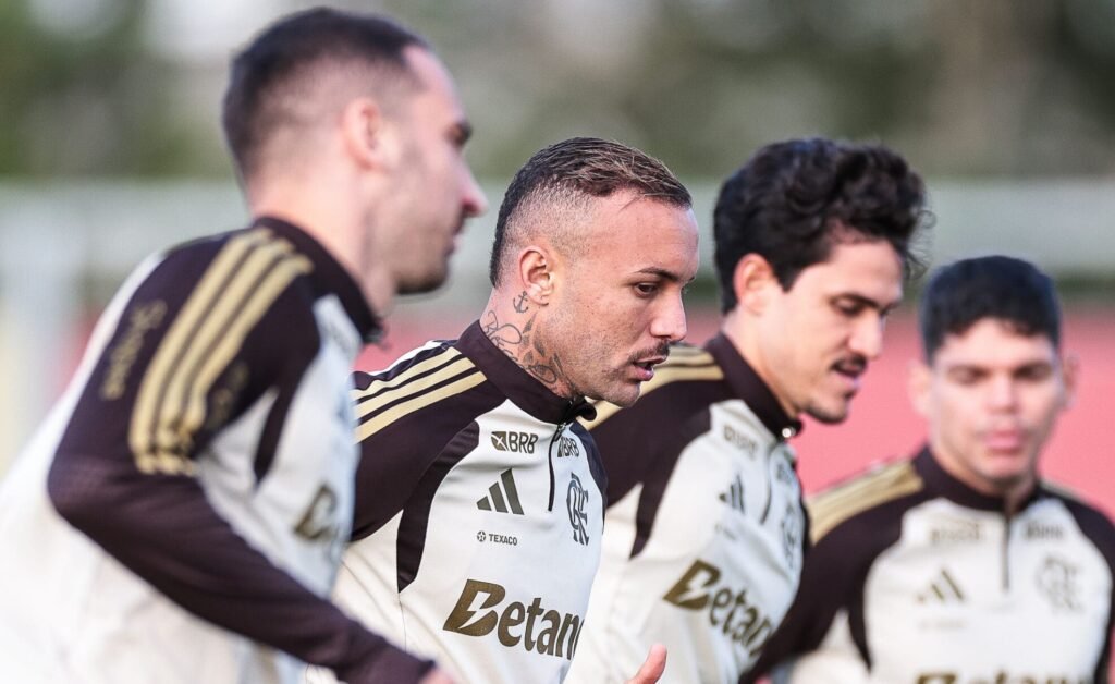 Léo Ortiz, Everton Cebolinha, Pedro e Ayrton Lucas enfileirados durante treino em Porro Alegre antes do jogo contra o Grêmio, pelo Brasileirão 2026
