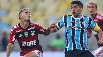 Luis Suárez no Flamengo? Ex-presidente relembra o caso Luis Suárez, pelo Grêmio, é marcado pelo lateral do Flamengo, Varela. Filipe Luís, ainda como jogador, ao fundo.
