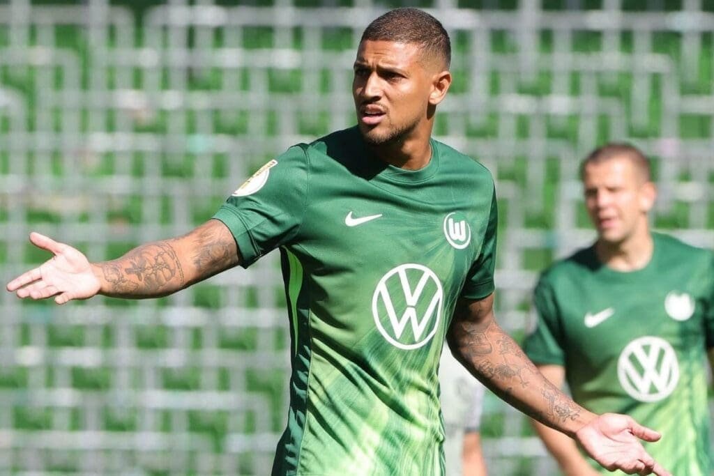 Vinícius Souza em campo pelo Wolfsburg