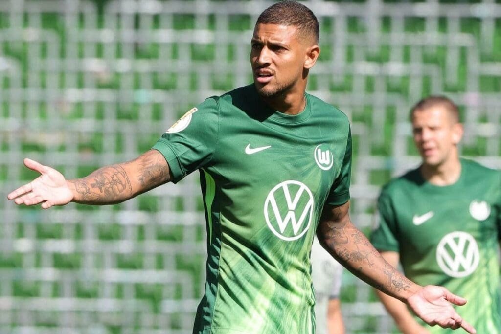 Wolfsburg de Vinícius Souza tem expulsão cedo e sofre rebaixamento inédito Vinícius Souza em campo pelo Wolfsburg