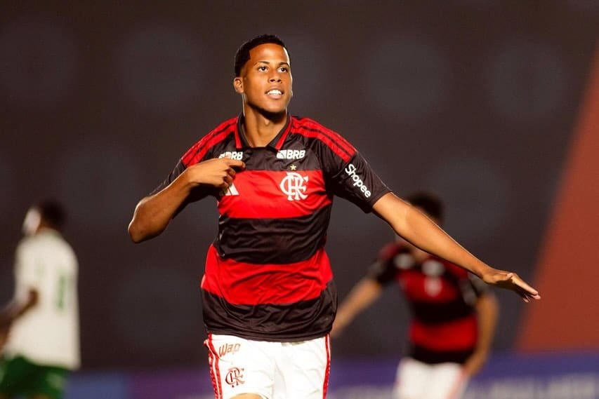 Alan Santos comemora gol pelo Flamengo