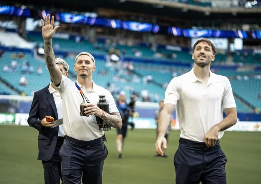 Notícias do Flamengo hoje: Arrascaeta, Viña e Varela Arrascaeta, Varela e Viña no gramado do Hard Rock Stadium durante o pré-jogo de Arábia Saudita x Uruguai