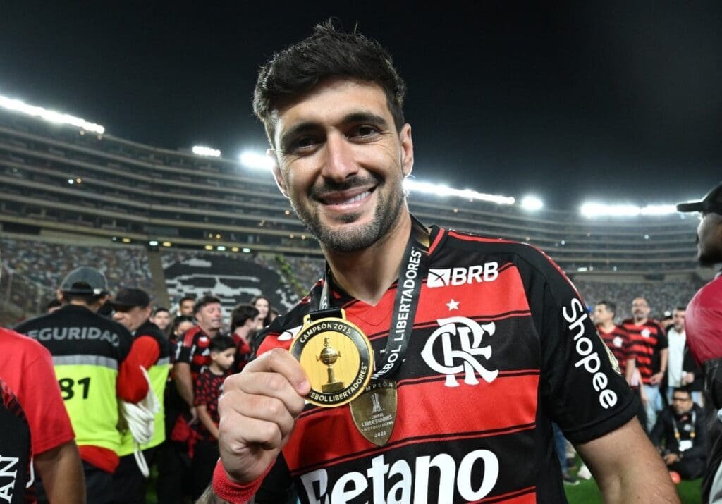 Arrascaeta receberá Medalha Tiradentes por trajetória histórica no Flamengo Arrascaeta sorri e mostra medalha da Libertadores 2025 ainda no gramado de Lima