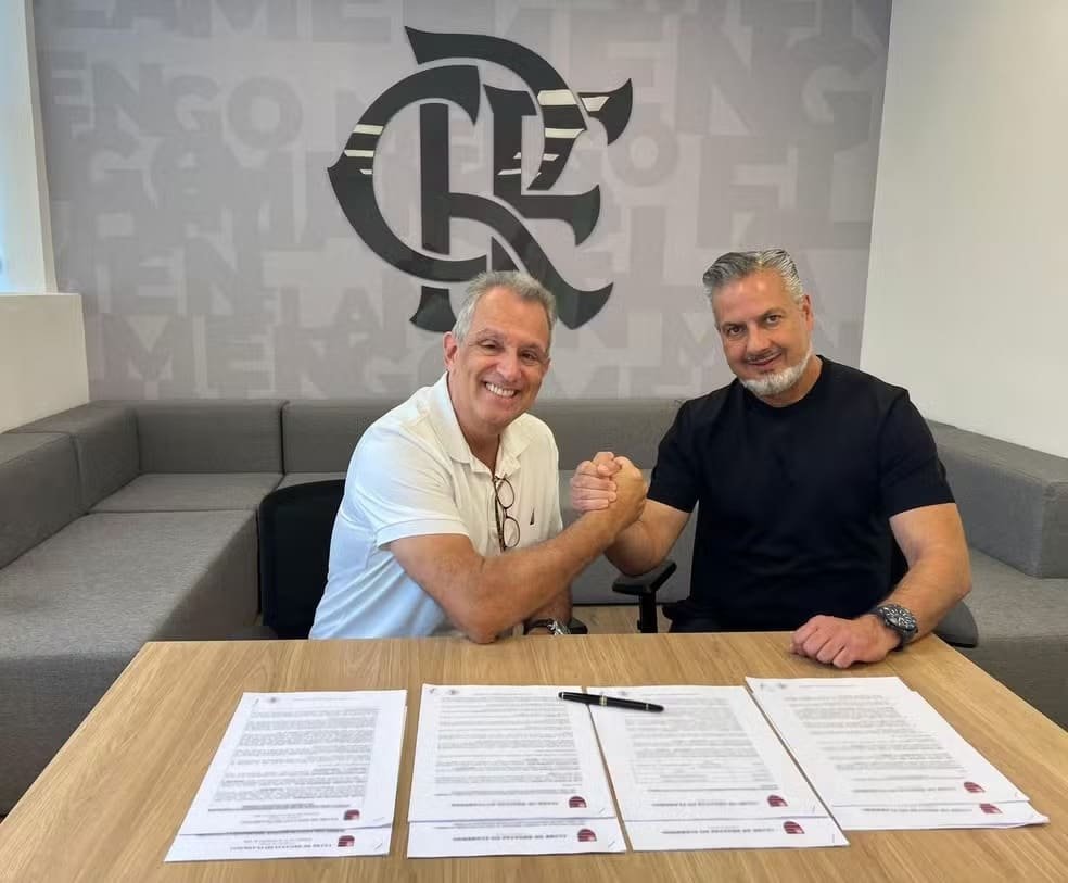 Reforços, meta de vendas e caixa apertado: o que esperar do Flamengo no mercado? Bap e Boto apertam as mãos após assinatura de contrato com o Flamengo