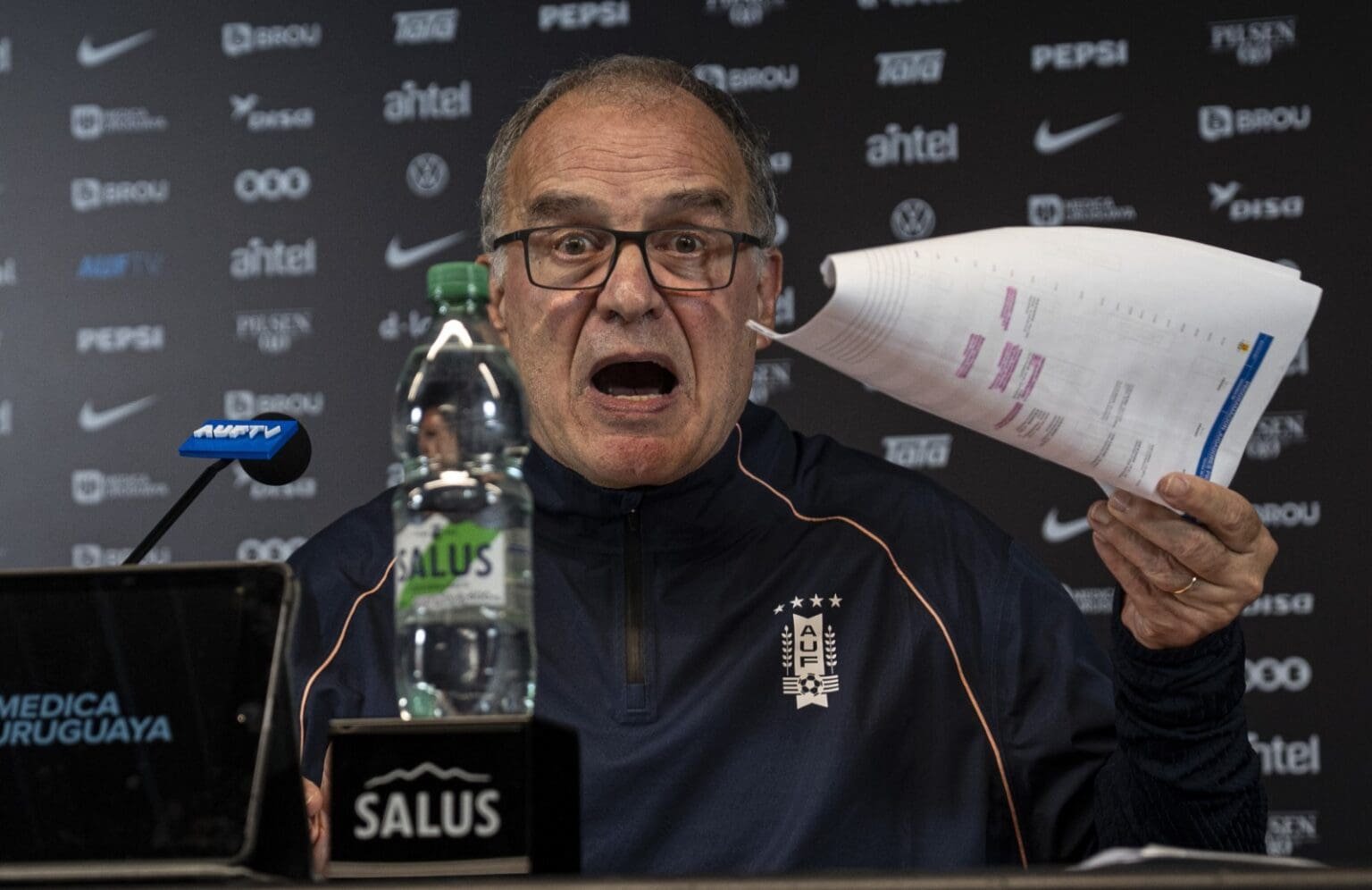 Bielsa contesta Flamengo sobre lesão de Arrascaeta na Copa do Mundo Bielsa, irritado, mostra papéis durante coletiva de despedida da Seleção Uruguaia; treinador falou sobre Arrascaeta