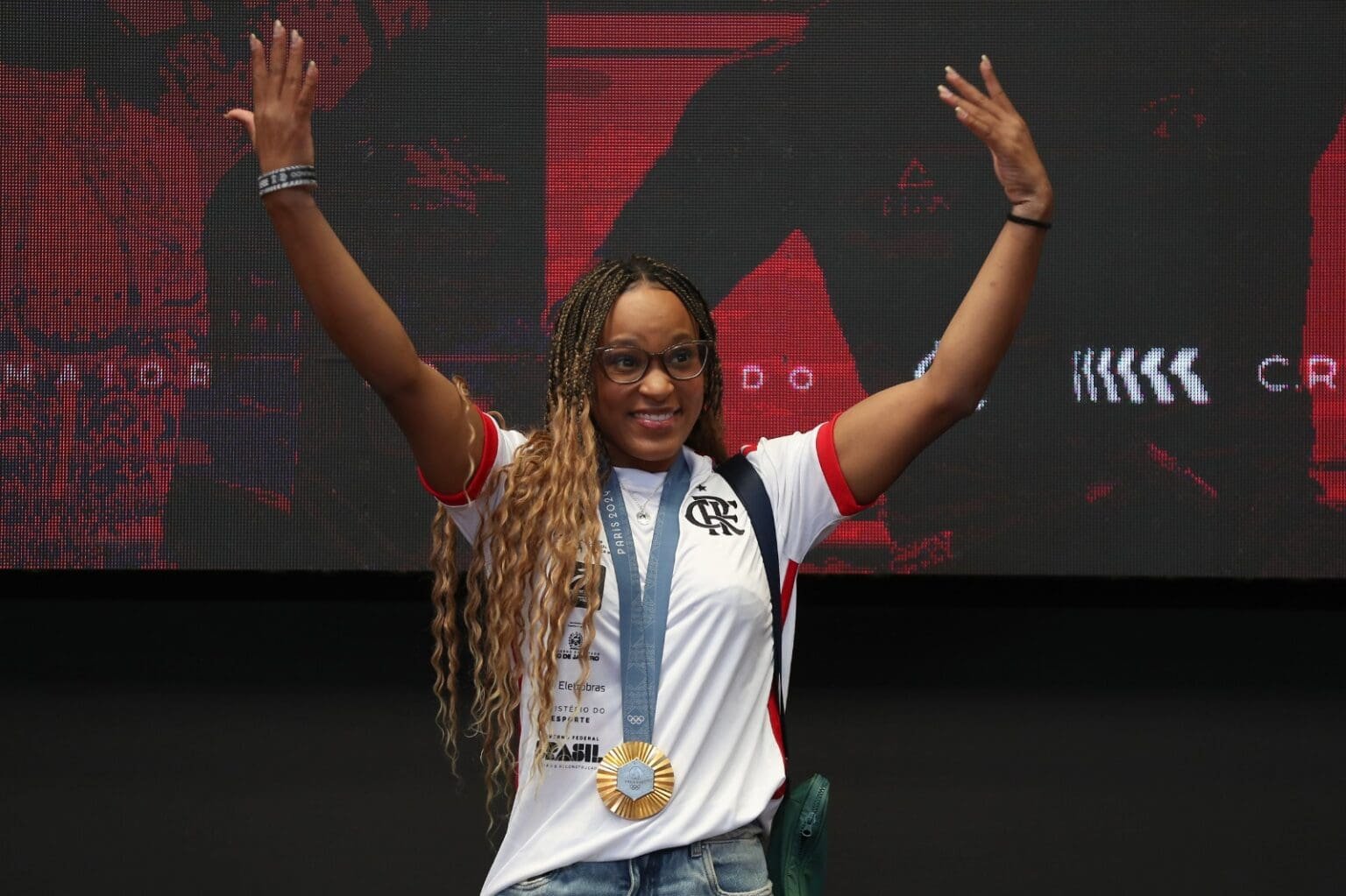 Rebeca Andrade de volta: saiba onde assistir ao Pan-Americano de Ginástica Com o Manto e medalha de ouro no peito, Rebeca Andrade acena para torcida do Flamengo