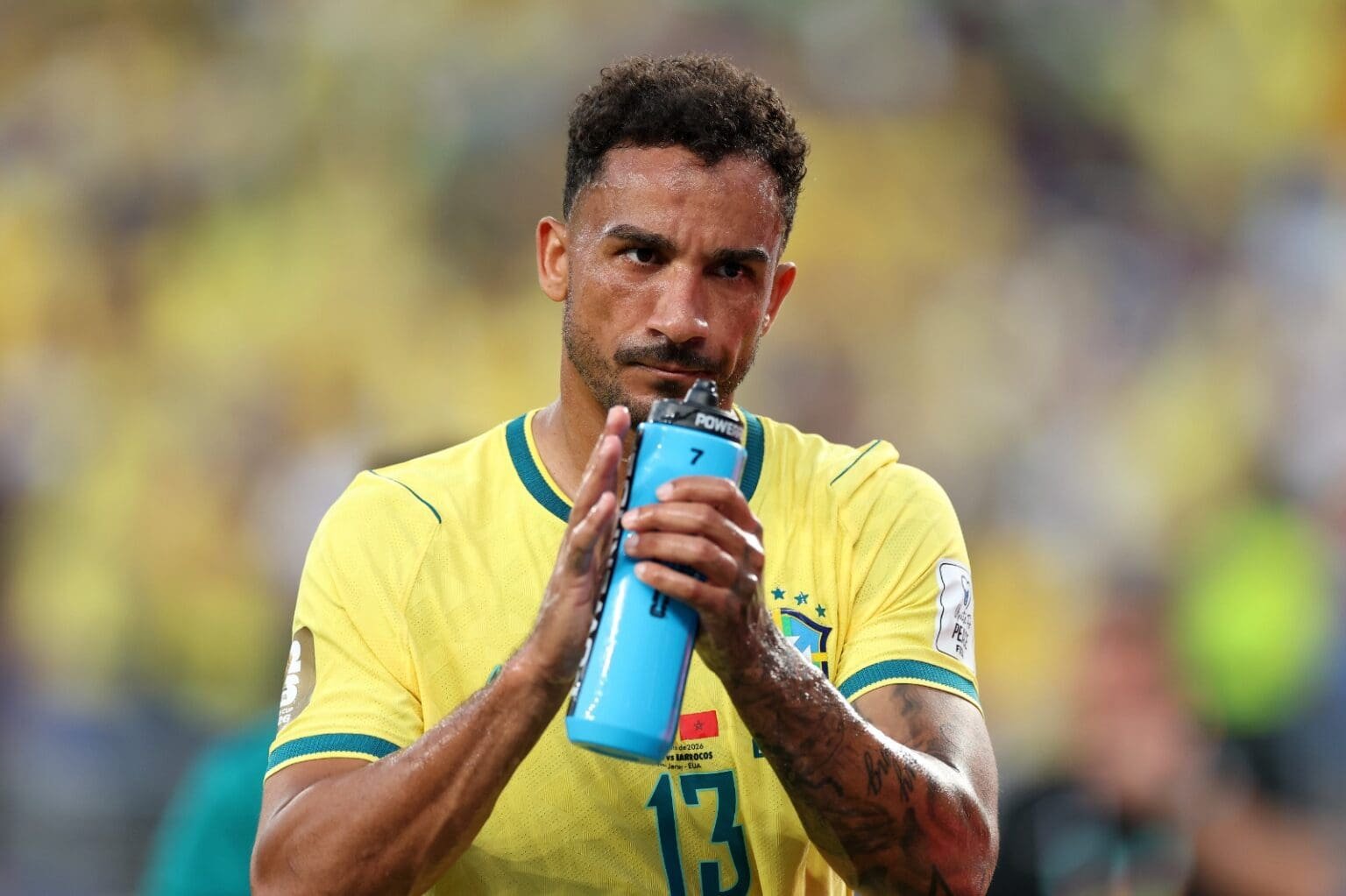 Danilo aplaude torcida brasileira após Brasil x Marrocos