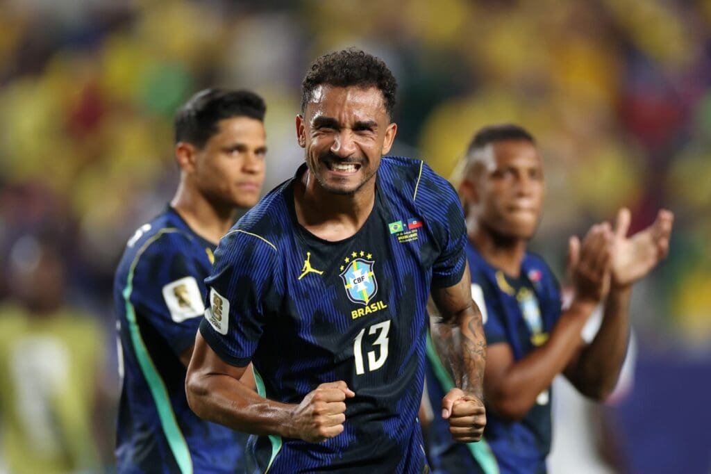 Danilo celebra vitória do Brasil sobre o Haiti na Copa do Mundo
