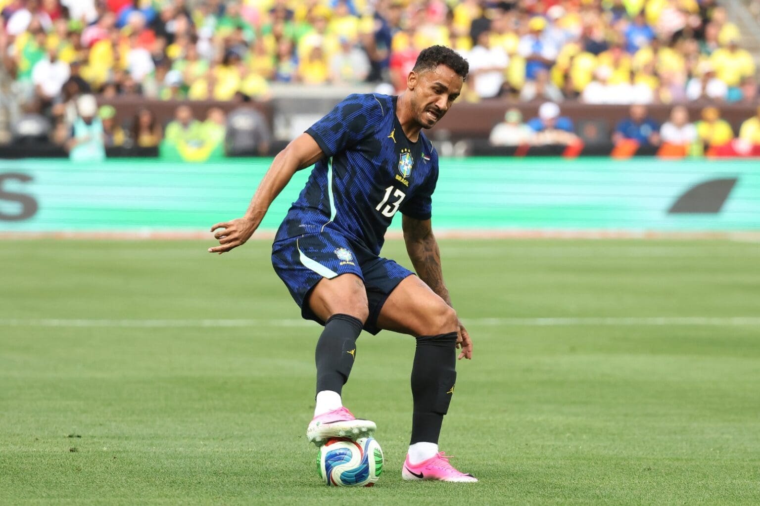 Danilo faz domínio de bola durante Brasil x Egito