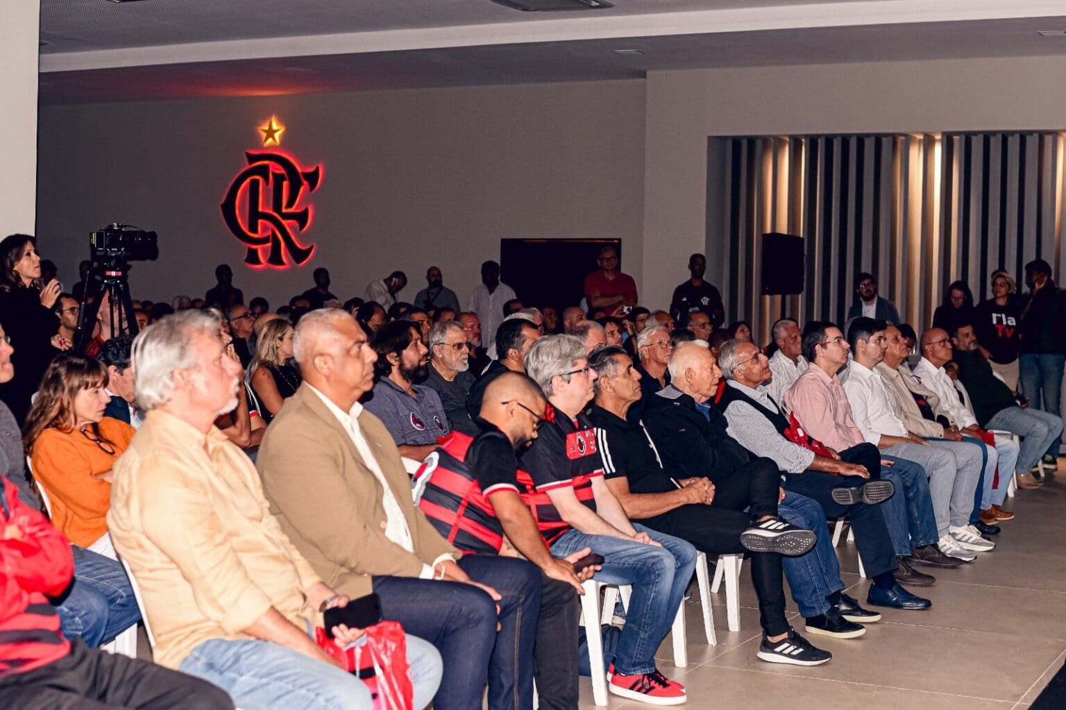 Grupo apresenta 15 emendas à reforma de Bap no Flamengo e propõe limites à Presidência Conselheiros do Flamengo reunidos em salão da Gávea durante reunião
