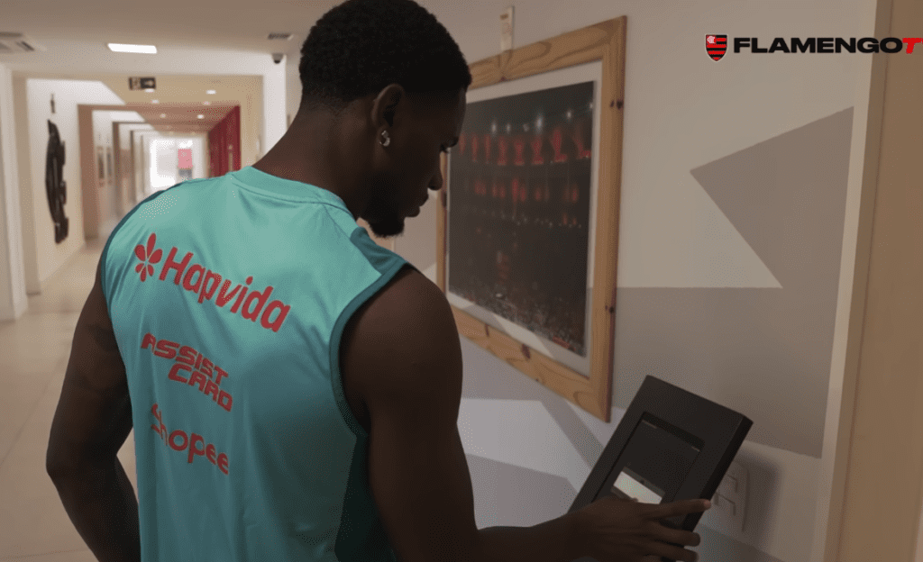 Evertton Araújo mexe em toten interativo no Ninho do Urubu, CT do Flamengo