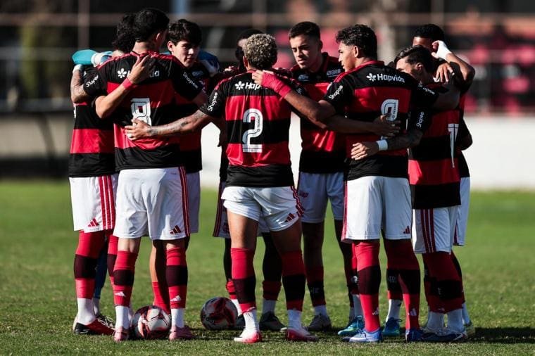 Flamengo Sub-20 enfrenta Cuiabá visando o G4 do Brasileirão Jogadores do Flamengo Sub-20 abraçados em campo durante partida