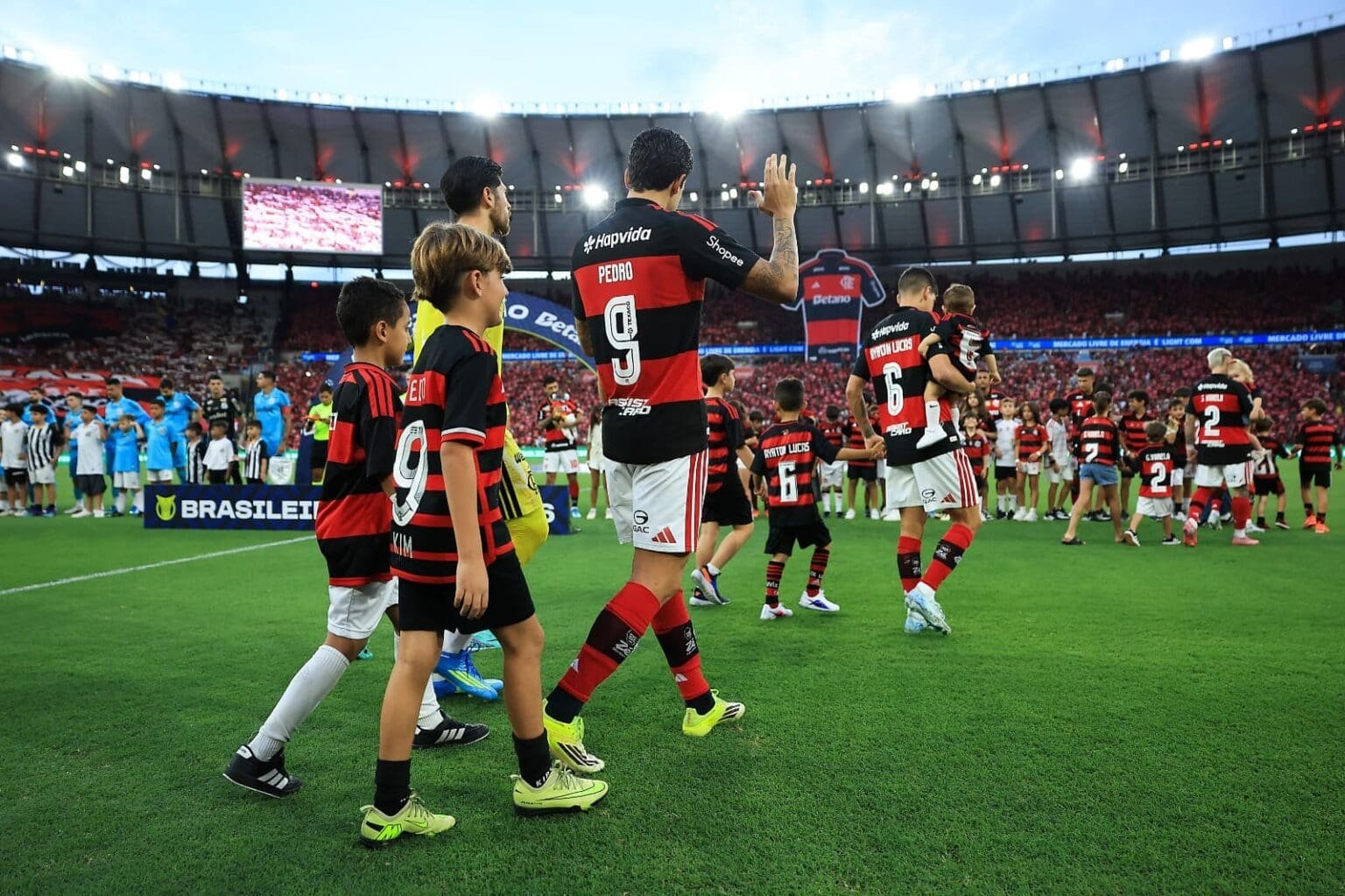 Jogadores do Flamengo entram campo para partida em Maracanã lotado; gestão do Maracanã registrou lucro milionário