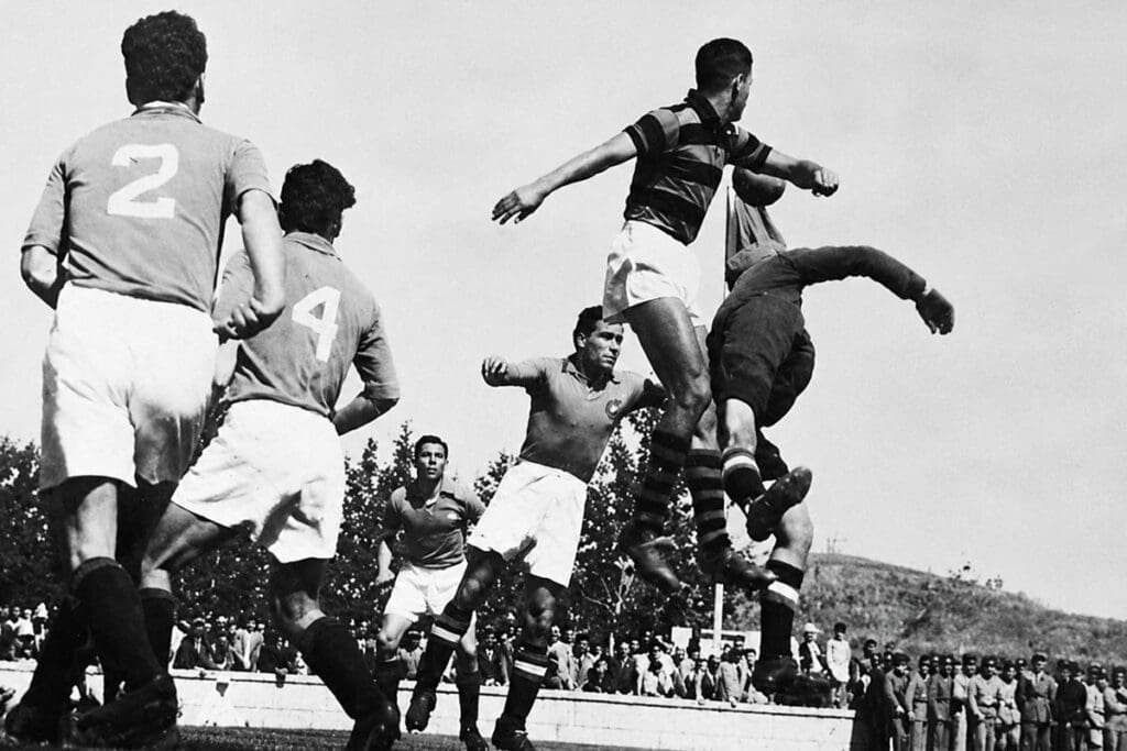 Jogadores de Flamengo e Belenenses disputam bola aérea durante amistoso em 1951
