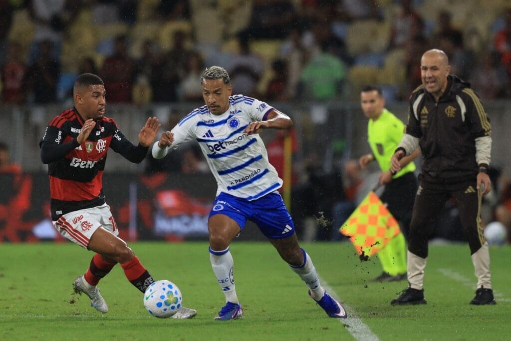 Samuel Lino marca Matheus Pereira, enquanto Leonardo Jardim grita ao fundo, durante Flamengo x Cruzeiro
