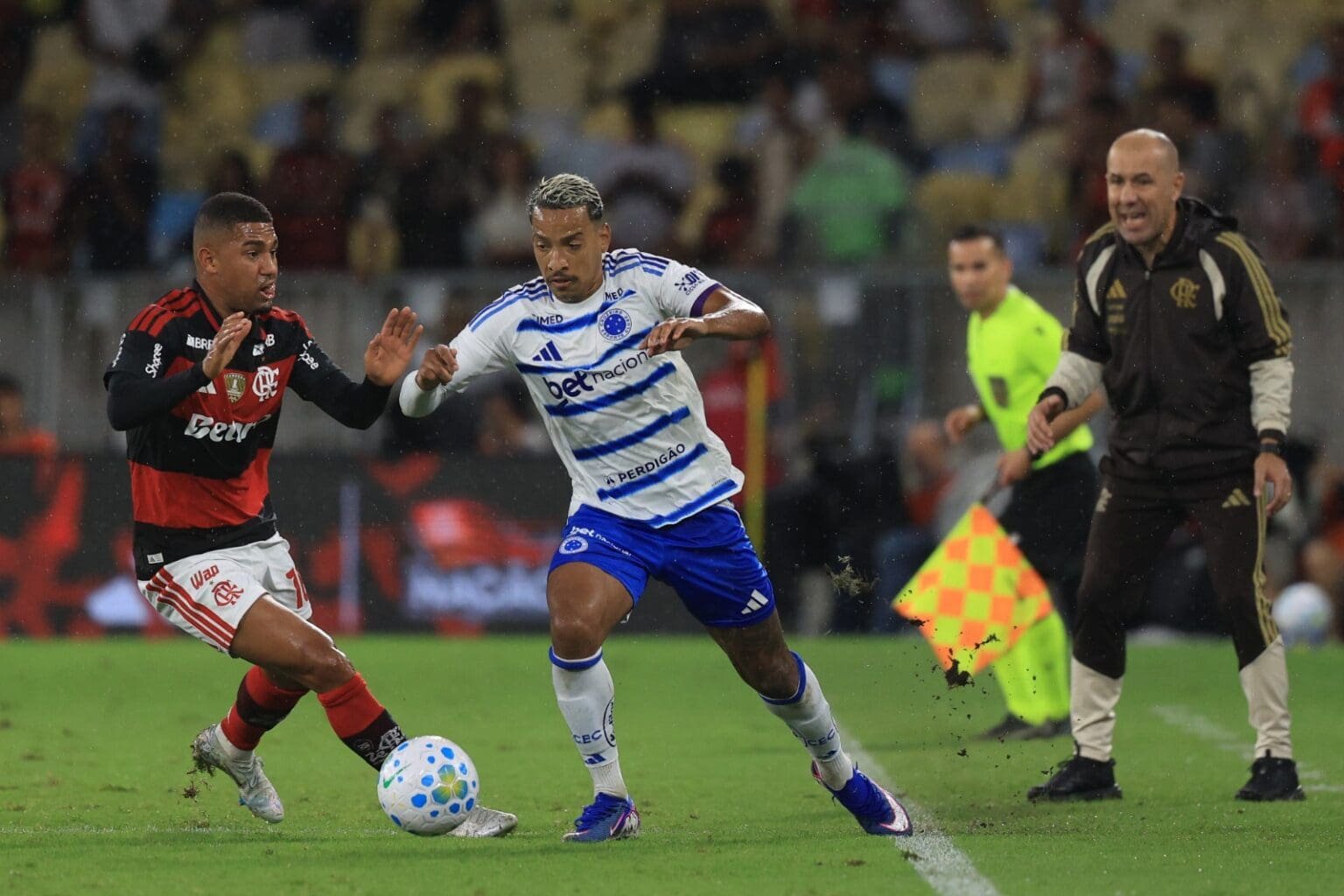 Samuel Lino marca Matheus Pereira, enquanto Leonardo Jardim grita ao fundo, durante Flamengo x Cruzeiro